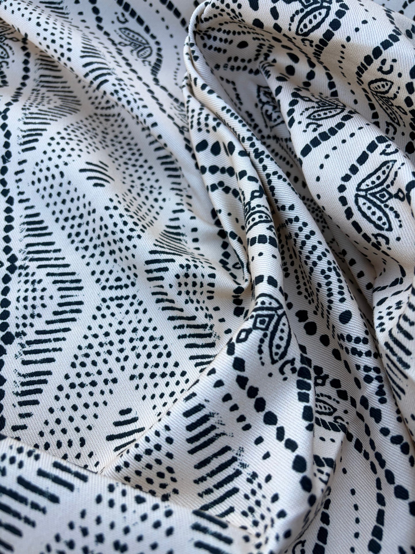 CHARLY 020 cotton twill stretch black/sand ethnical print
