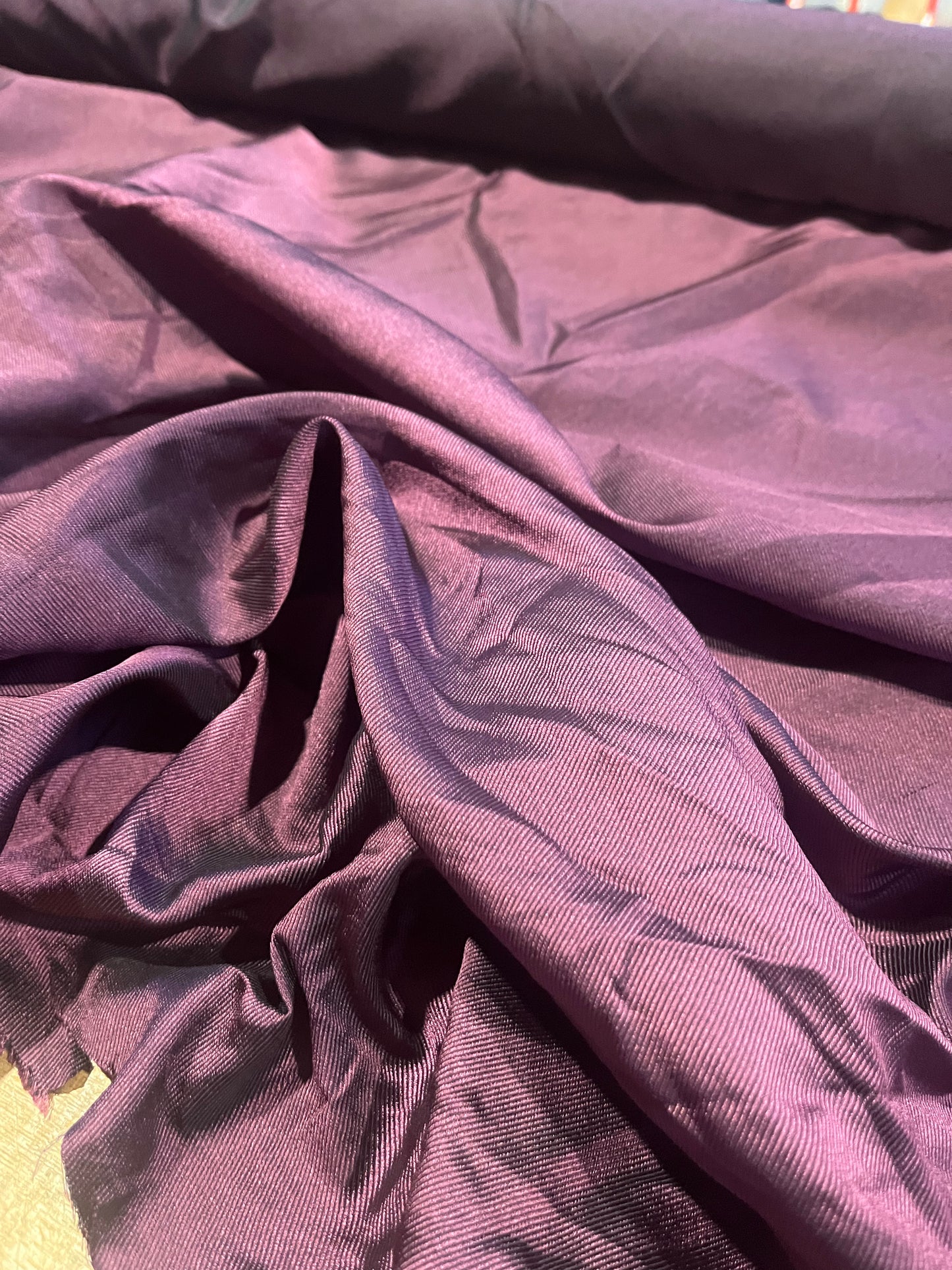 E02 shiny viscose aubergine