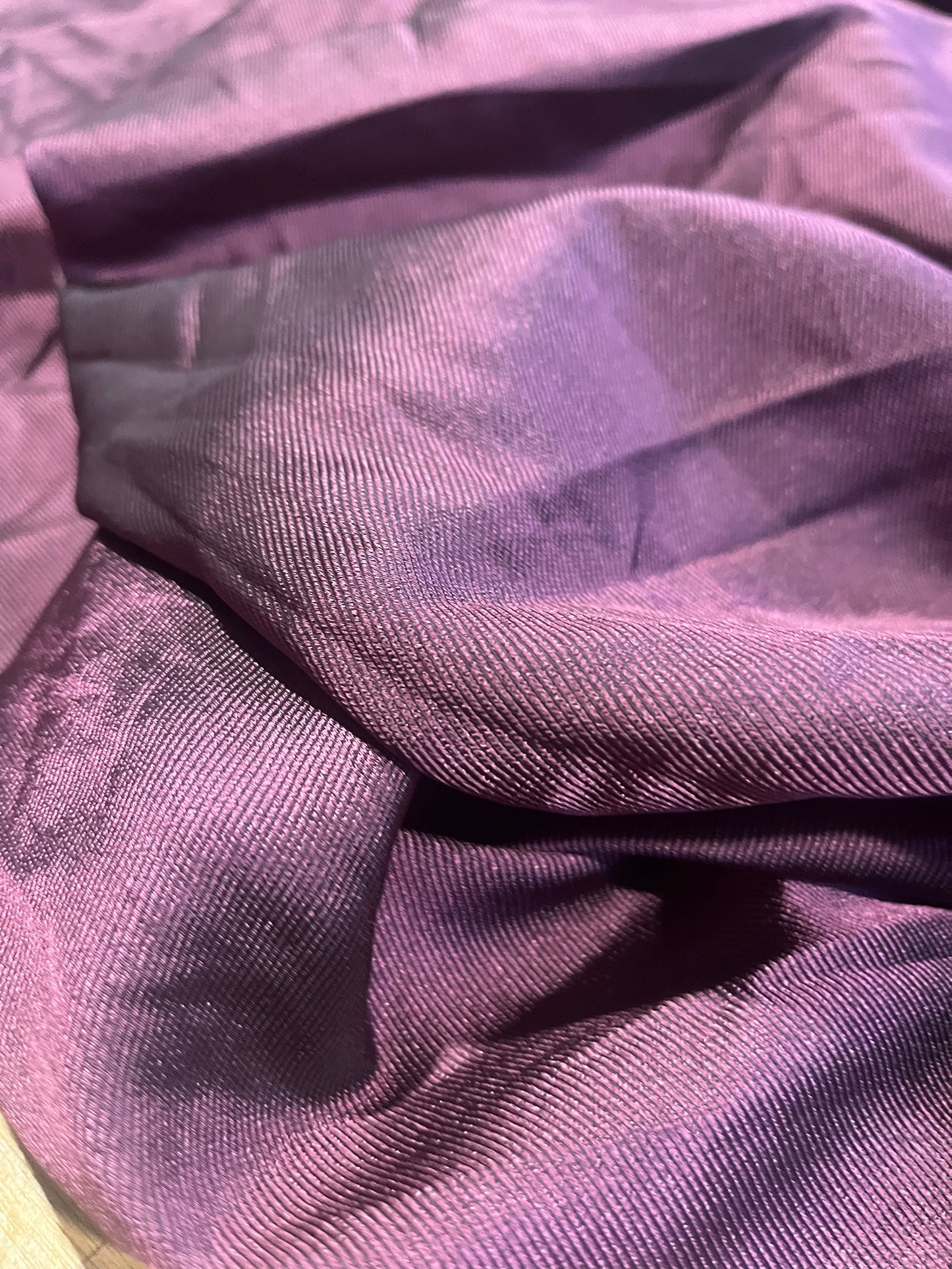 E02 shiny viscose aubergine