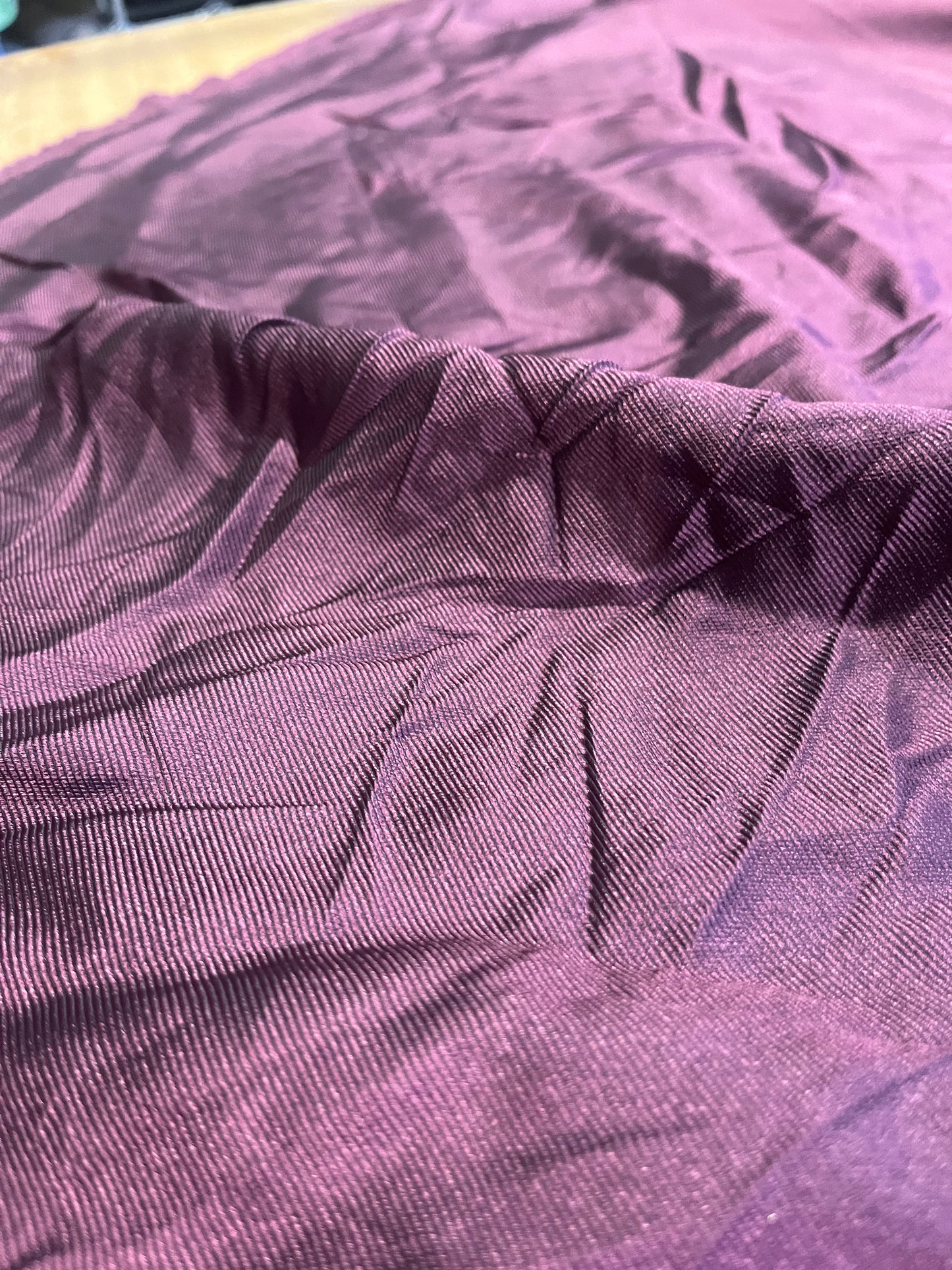 E02 shiny viscose aubergine