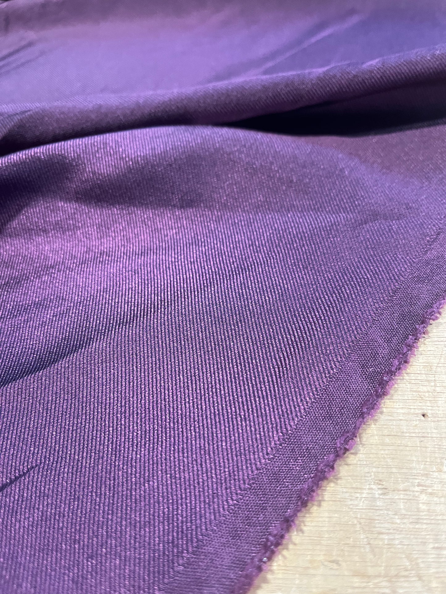 E02 shiny viscose aubergine