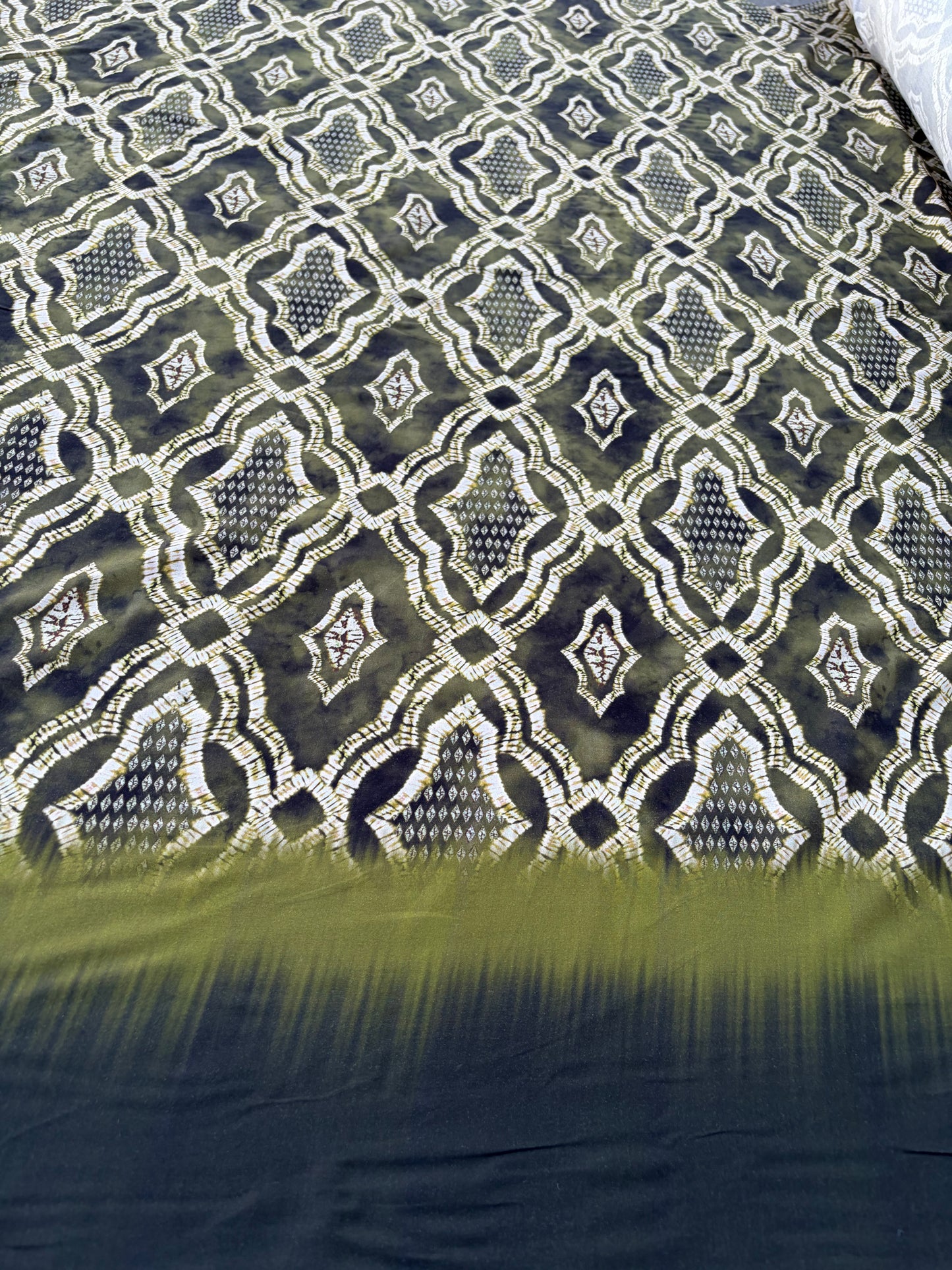 CHARLY 033 khaky/green single border print