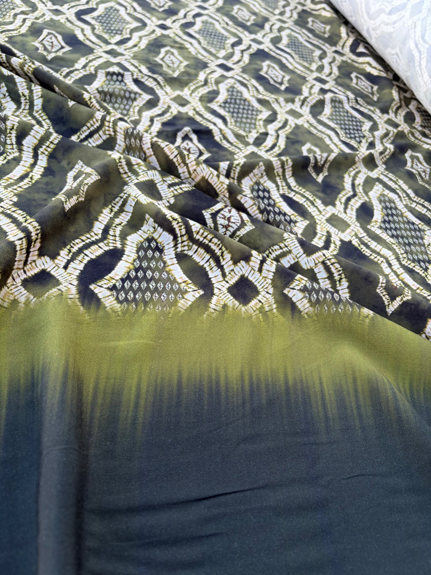 CHARLY 033 khaky/green single border print