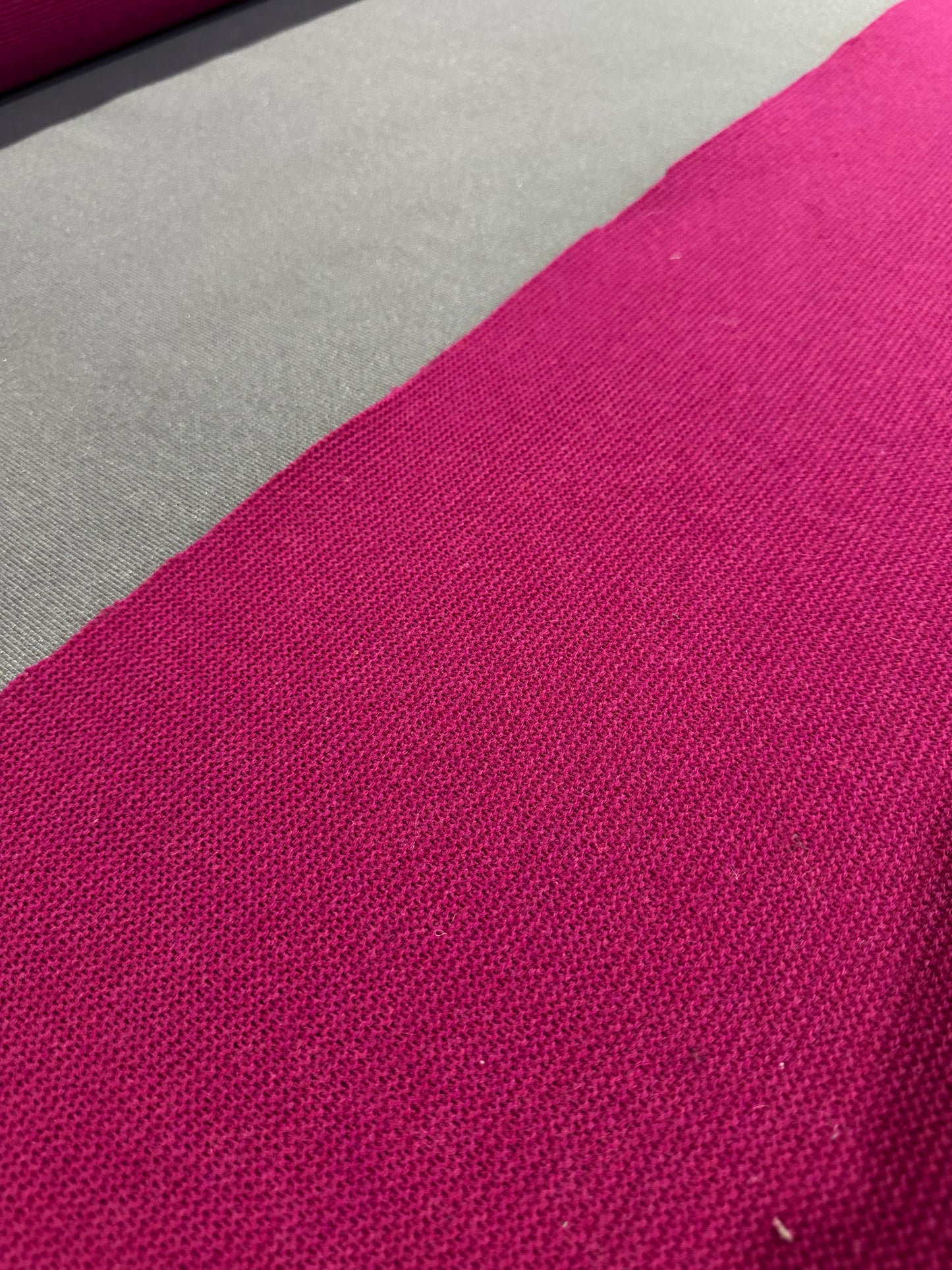 Flip side 380 wool contrecollé Grey/Fuschia cable structure