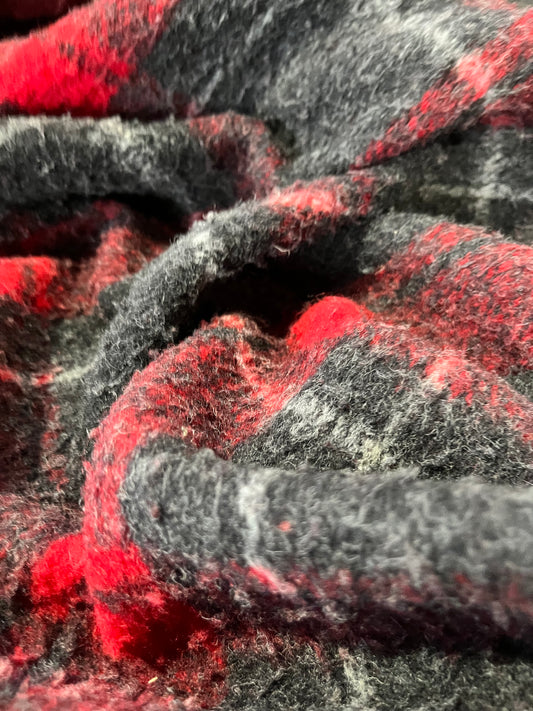 G02 heavy blanket wool grey/red check