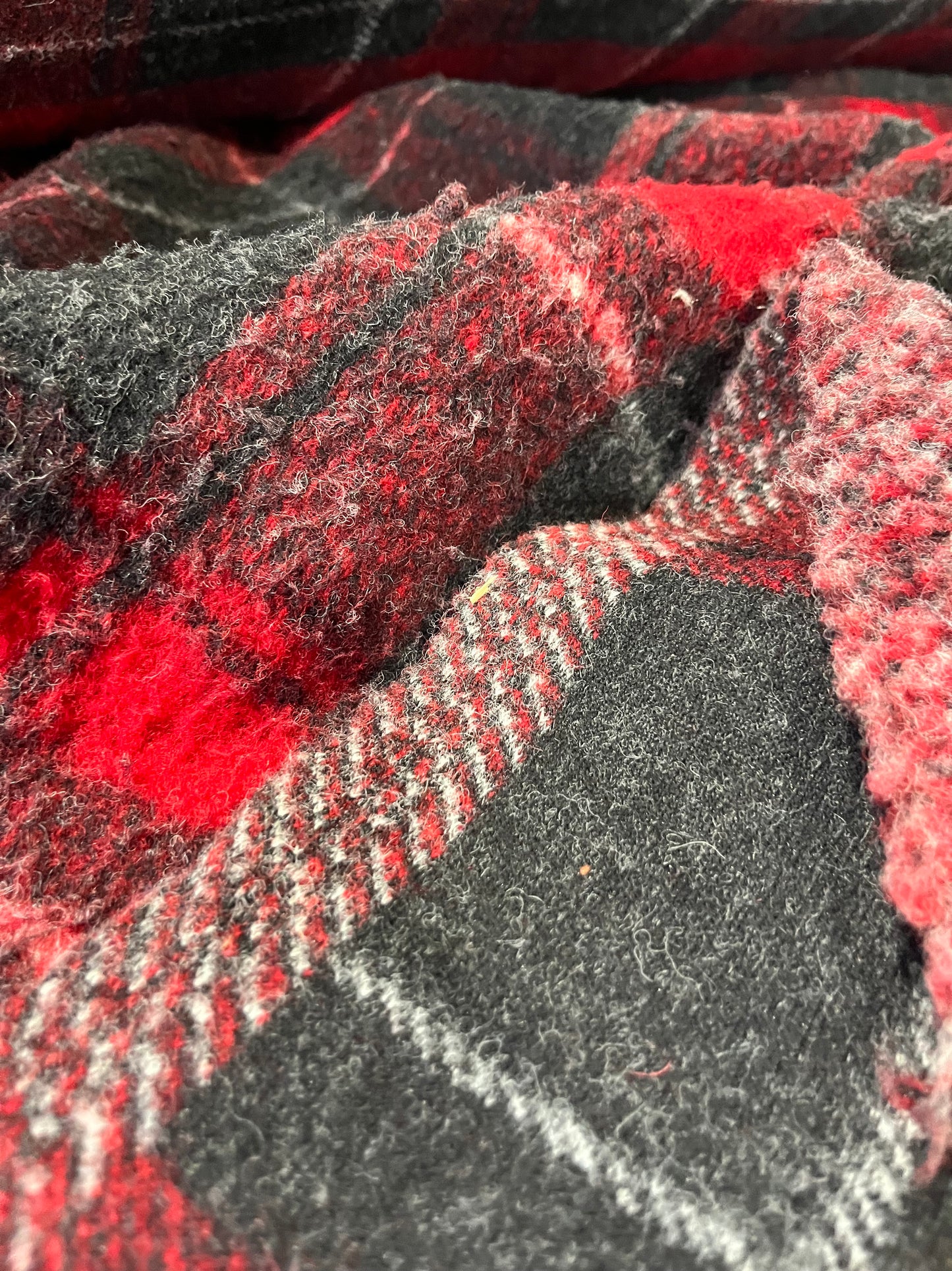 G02 heavy blanket wool grey/red check