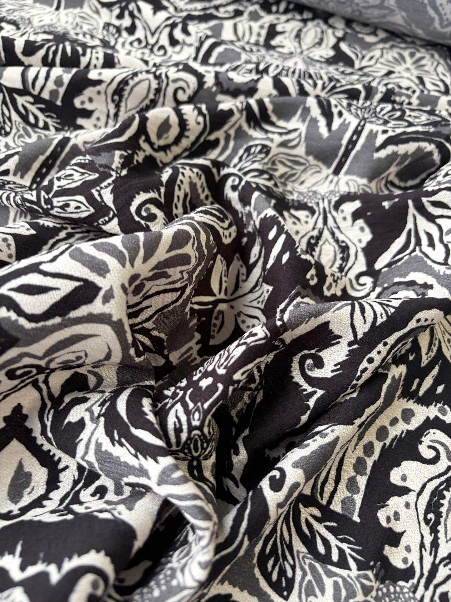 PAZZO 004 viscose crêpe black/white flower print