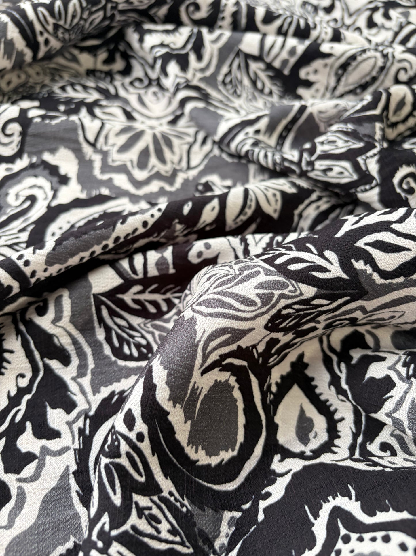 PAZZO 004 viscose crêpe black/white flower print