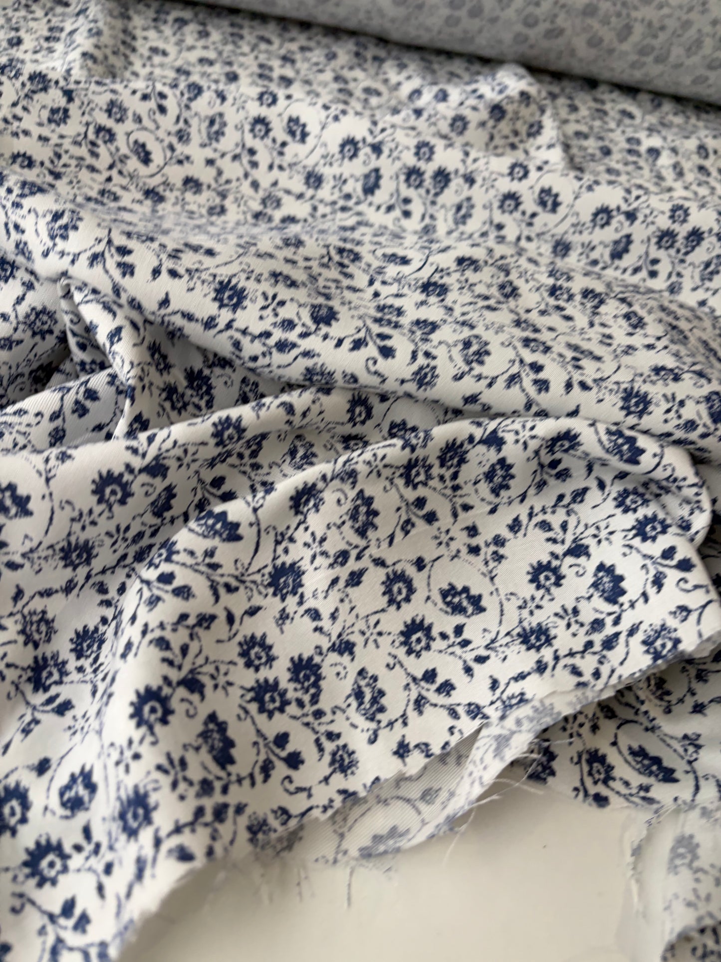 PAZZO 005 viscose twill indigo/white floral print