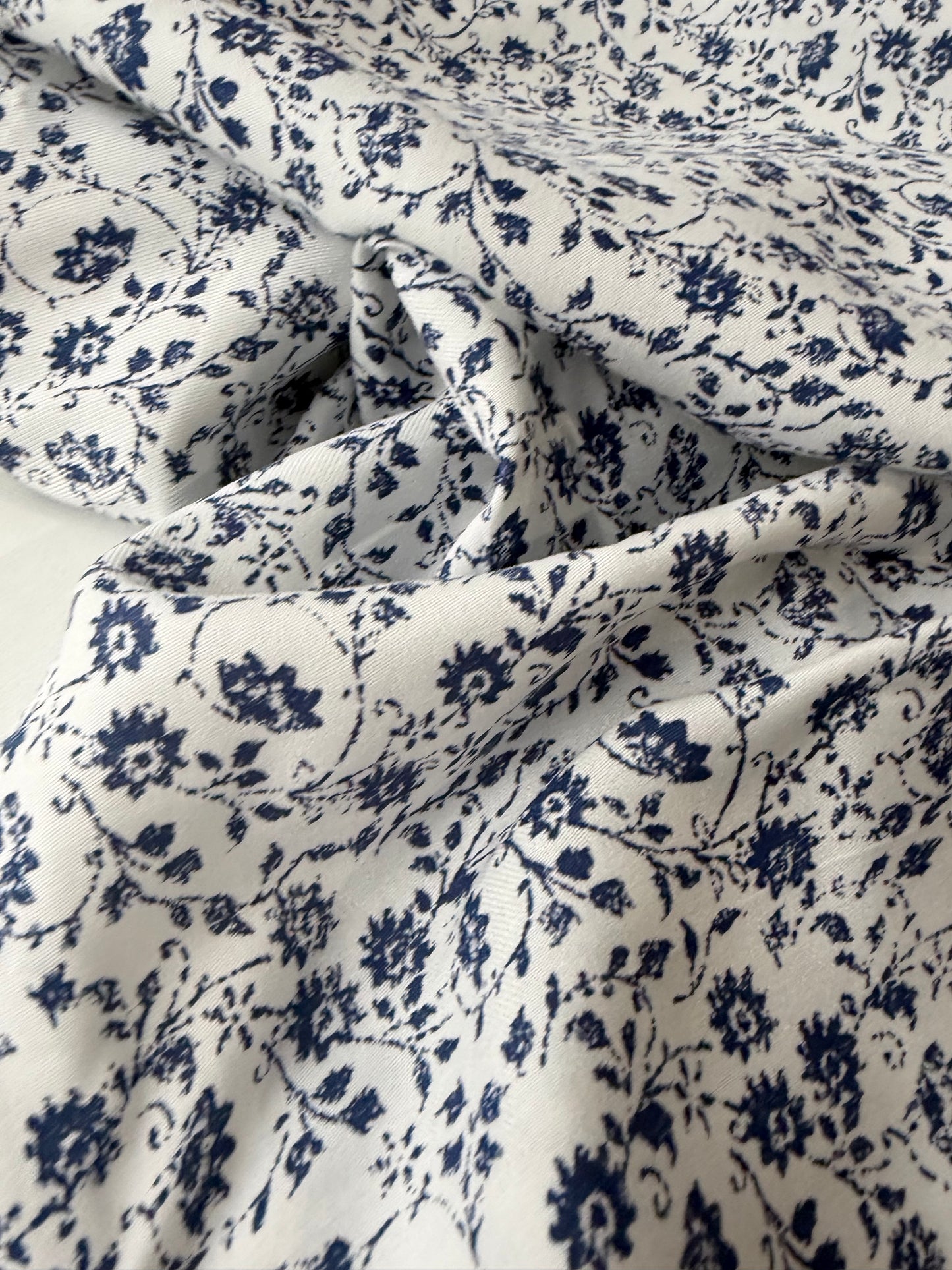 PAZZO 005 viscose twill indigo/white floral print
