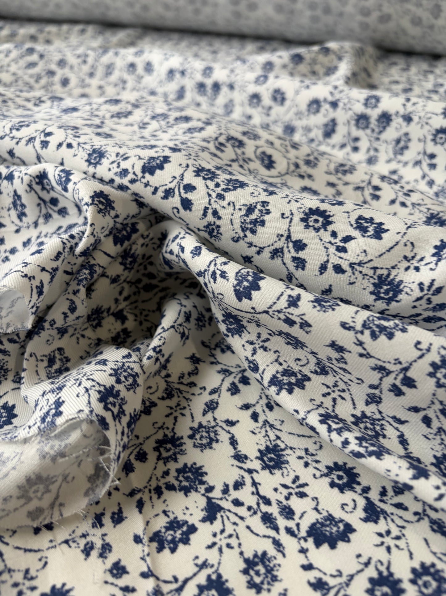 PAZZO 005 viscose twill indigo/white floral print