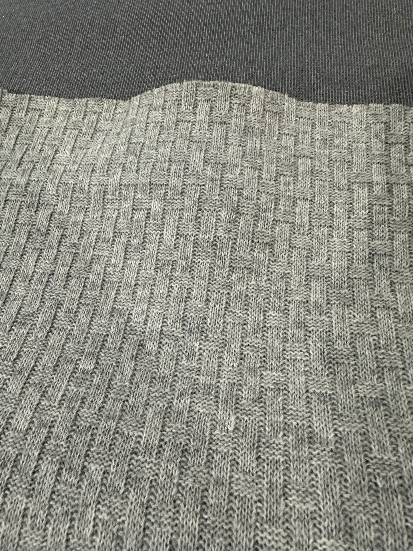 Flip side 450 wool contrecollé light grey cable structure