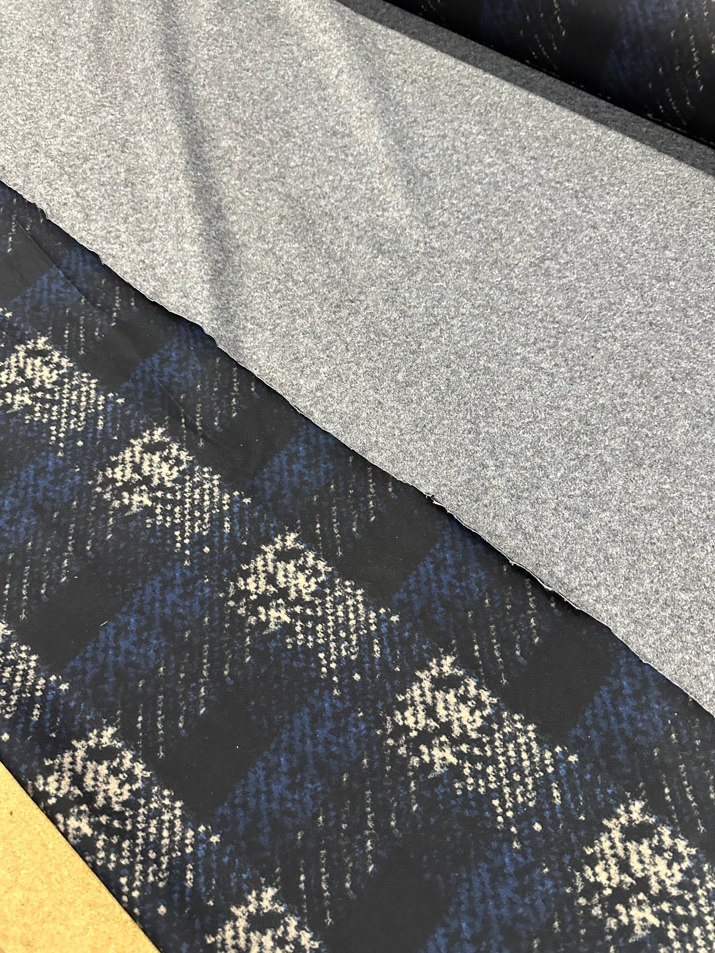 Flip side 505 wool jersey blue white design double face grey