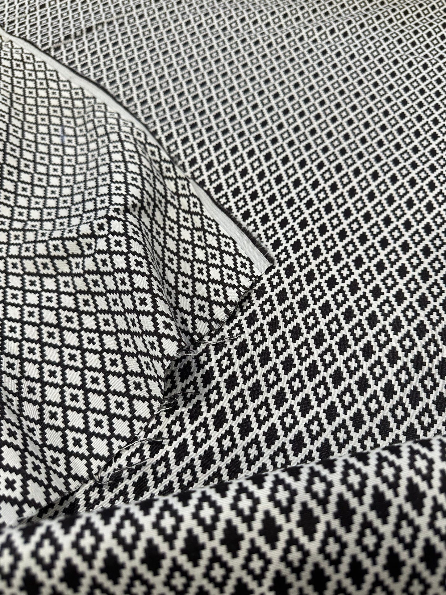 Jacques 130 jacquard losange design black/white