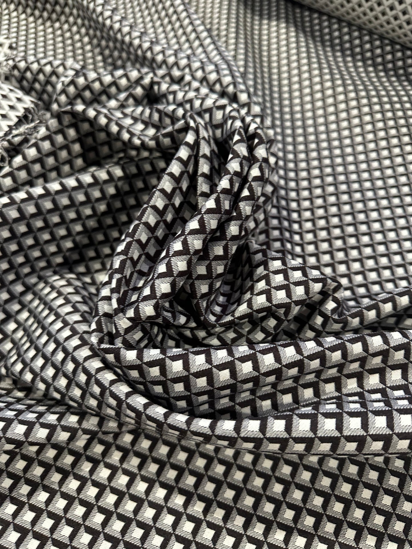 Jacques 135 jacquard geometrical design black/white