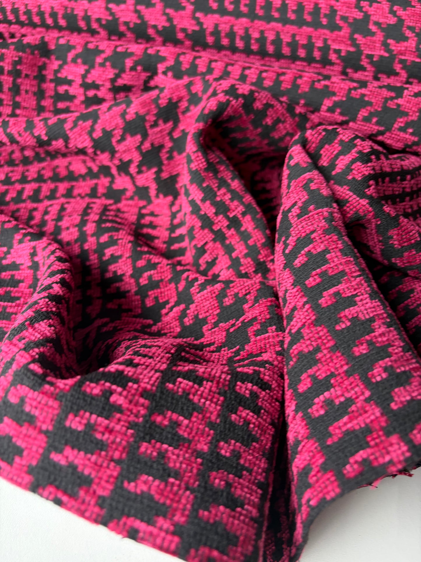 TOTO 038 heavy chenille jacquard fuchsia Prince de Galles