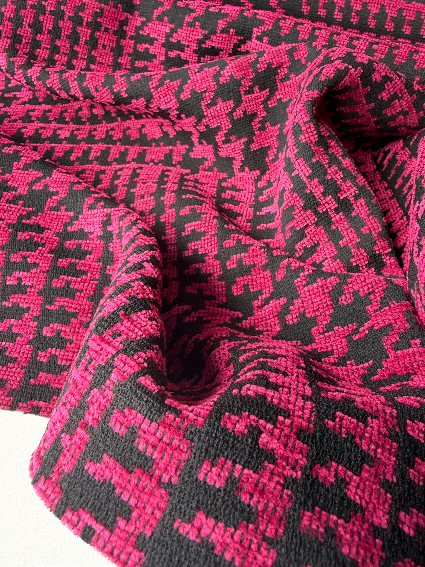 TOTO 038 heavy chenille jacquard fuchsia Prince de Galles