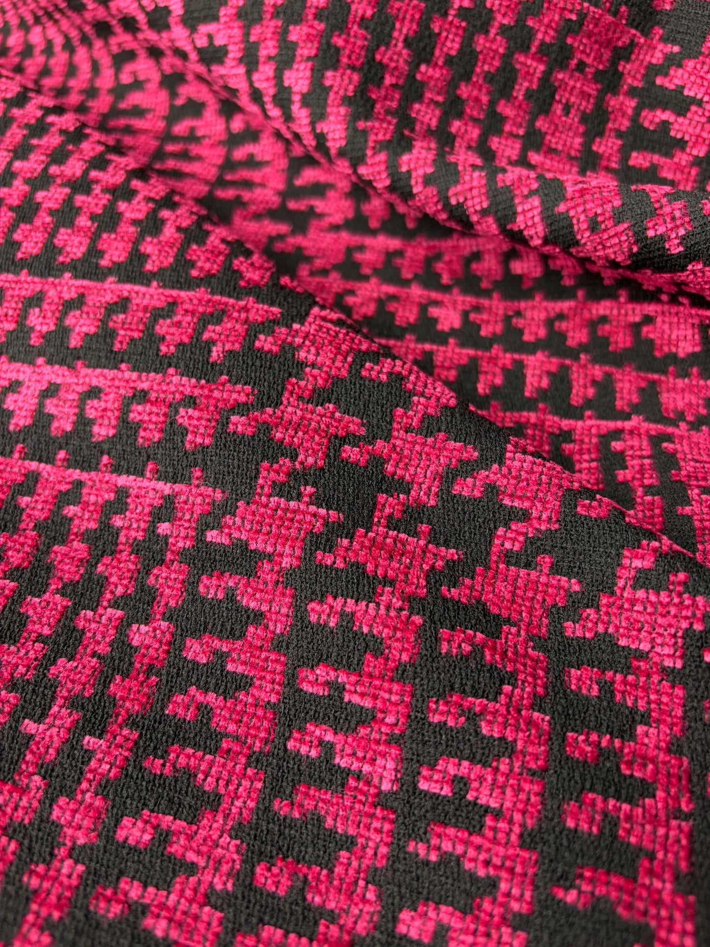 TOTO 038 heavy chenille jacquard fuchsia Prince de Galles