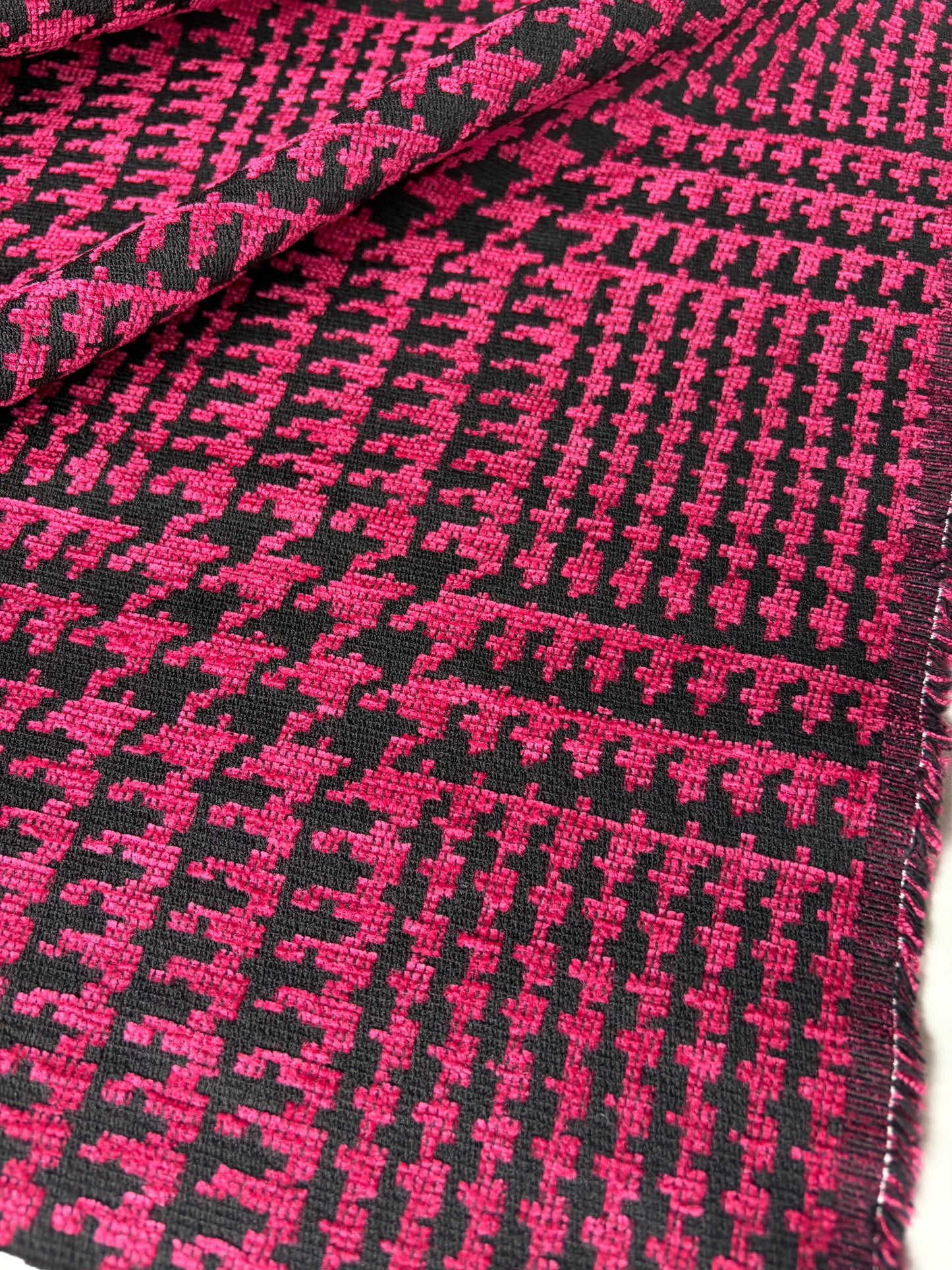 TOTO 038 heavy chenille jacquard fuchsia Prince de Galles