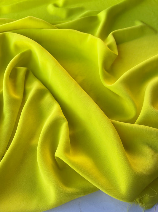 NENA 006 light crêpe bright yellow