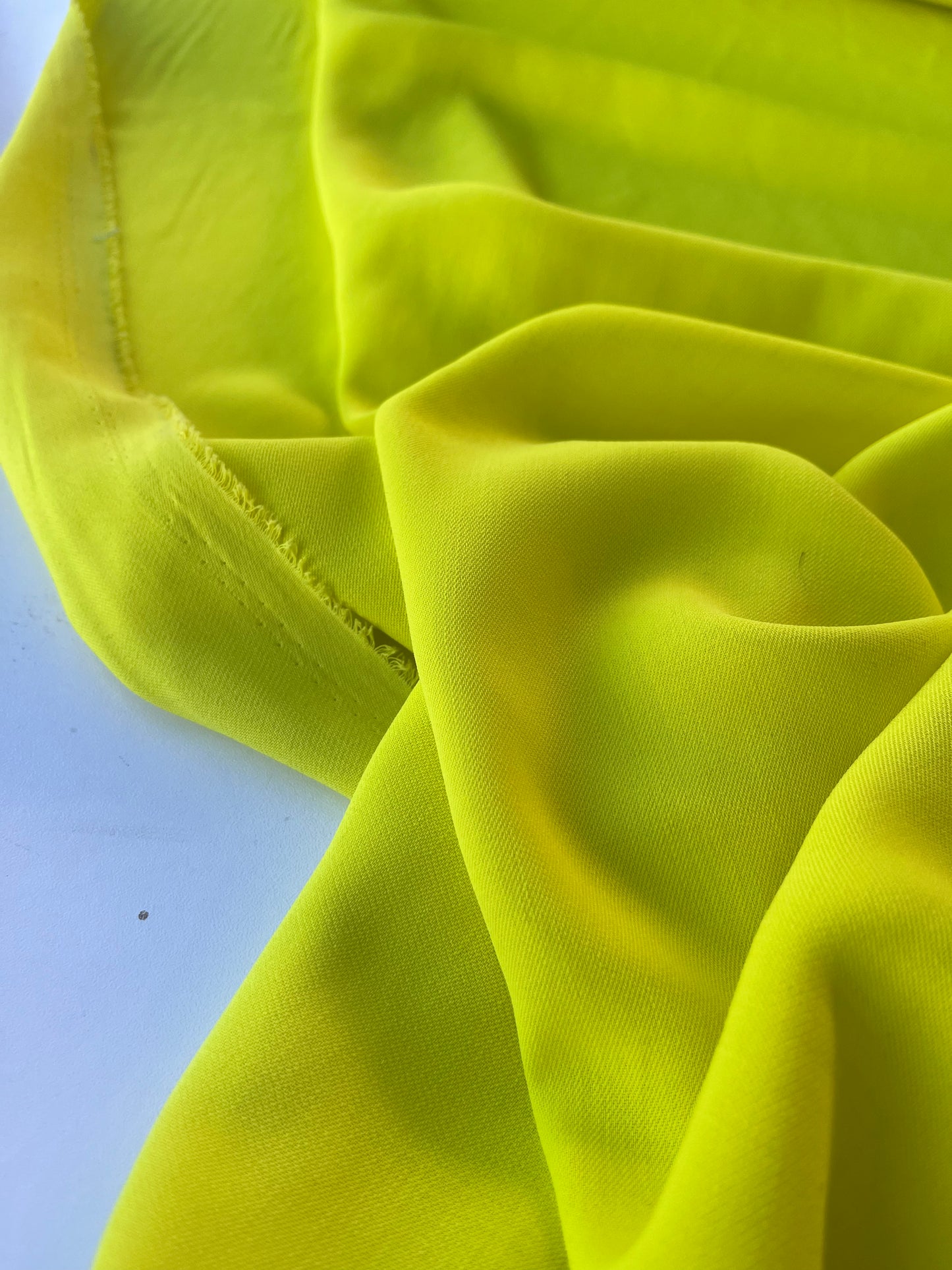 NENA 006 light crêpe bright yellow