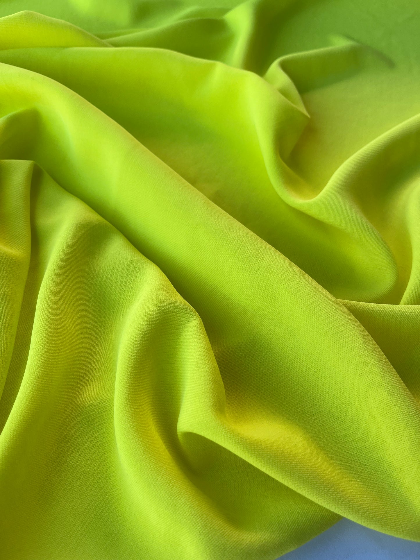 NENA 006 light crêpe bright yellow