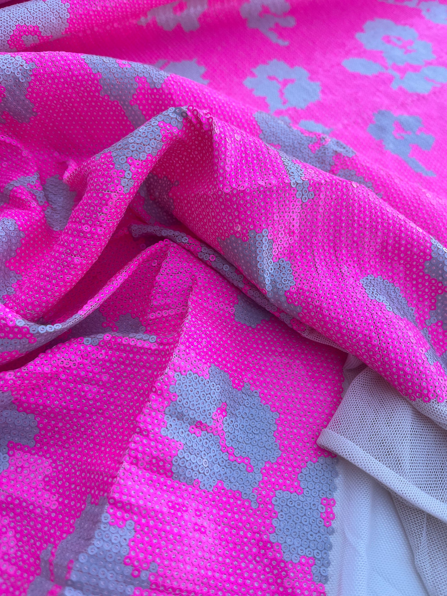 LC NENA 015 mesh sequins fuchsia flowers