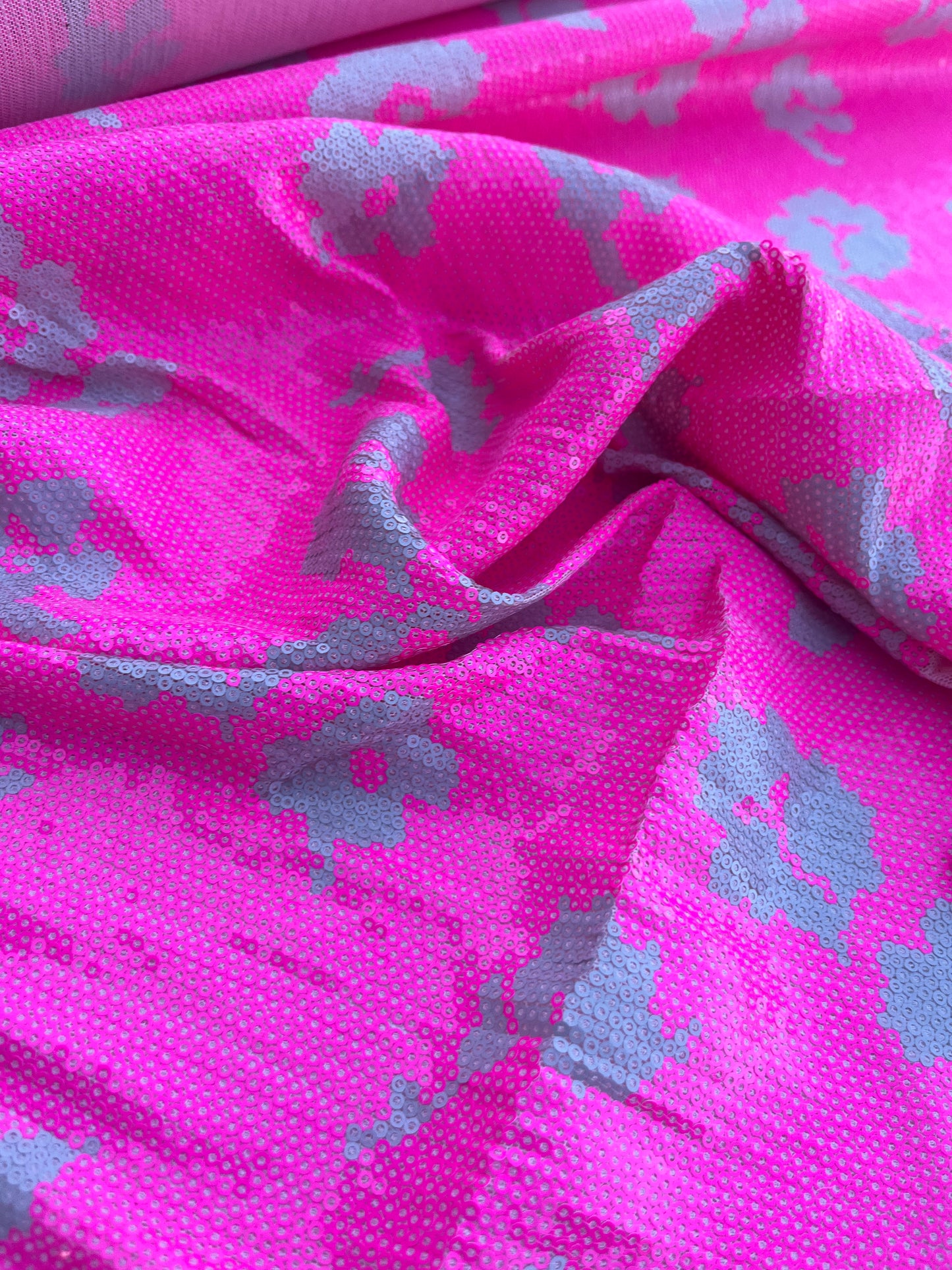 LC NENA 015 mesh sequins fuchsia flowers