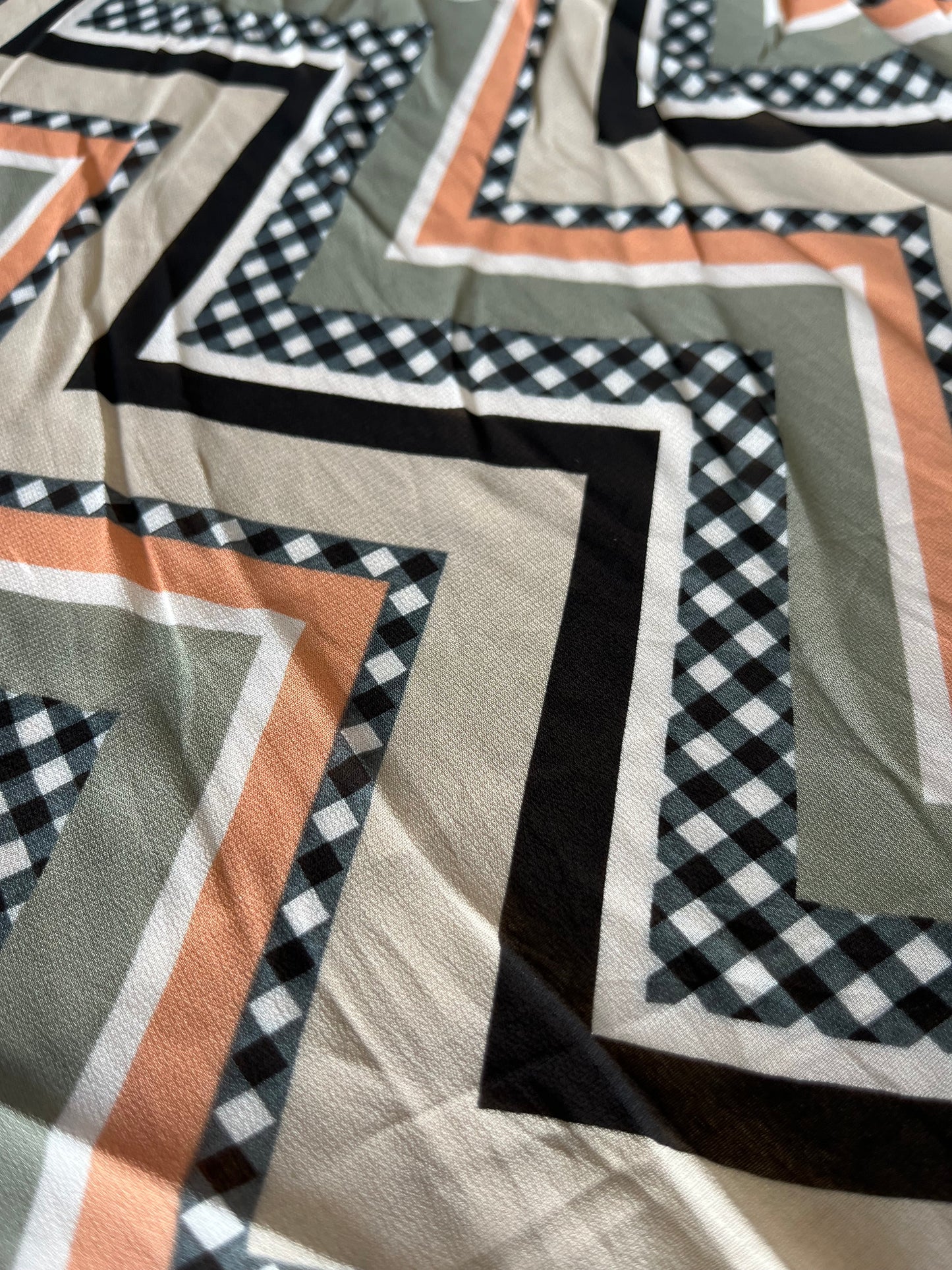 A01 D6 zig-zag print with border