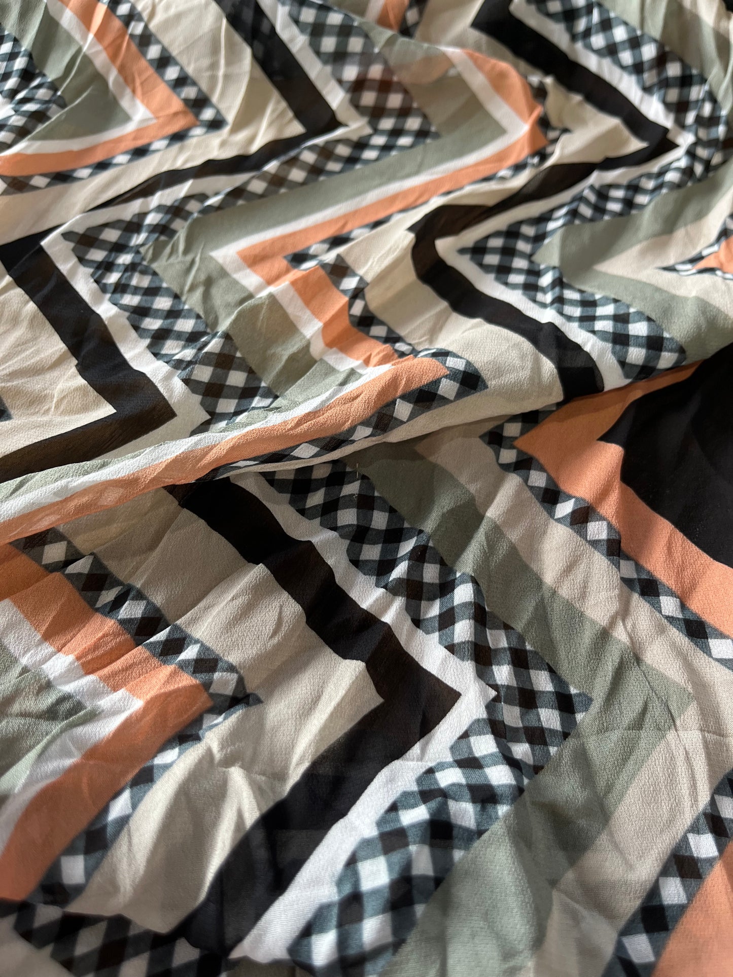 A01 D6 zig-zag print with border