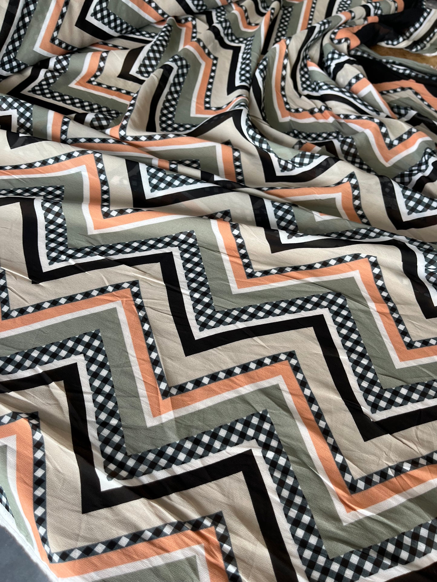 A01 D6 zig-zag print with border