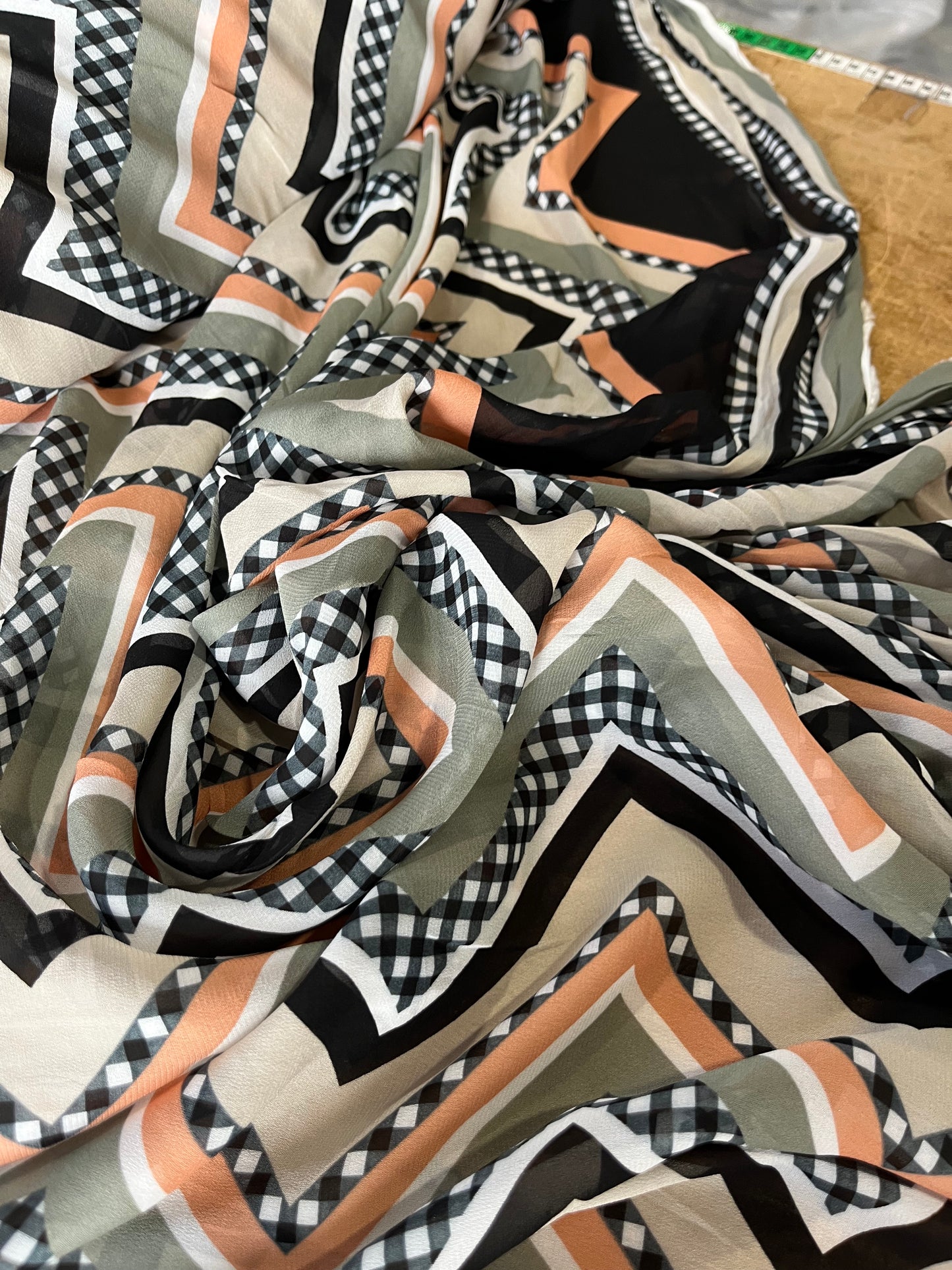 A01 D6 zig-zag print with border