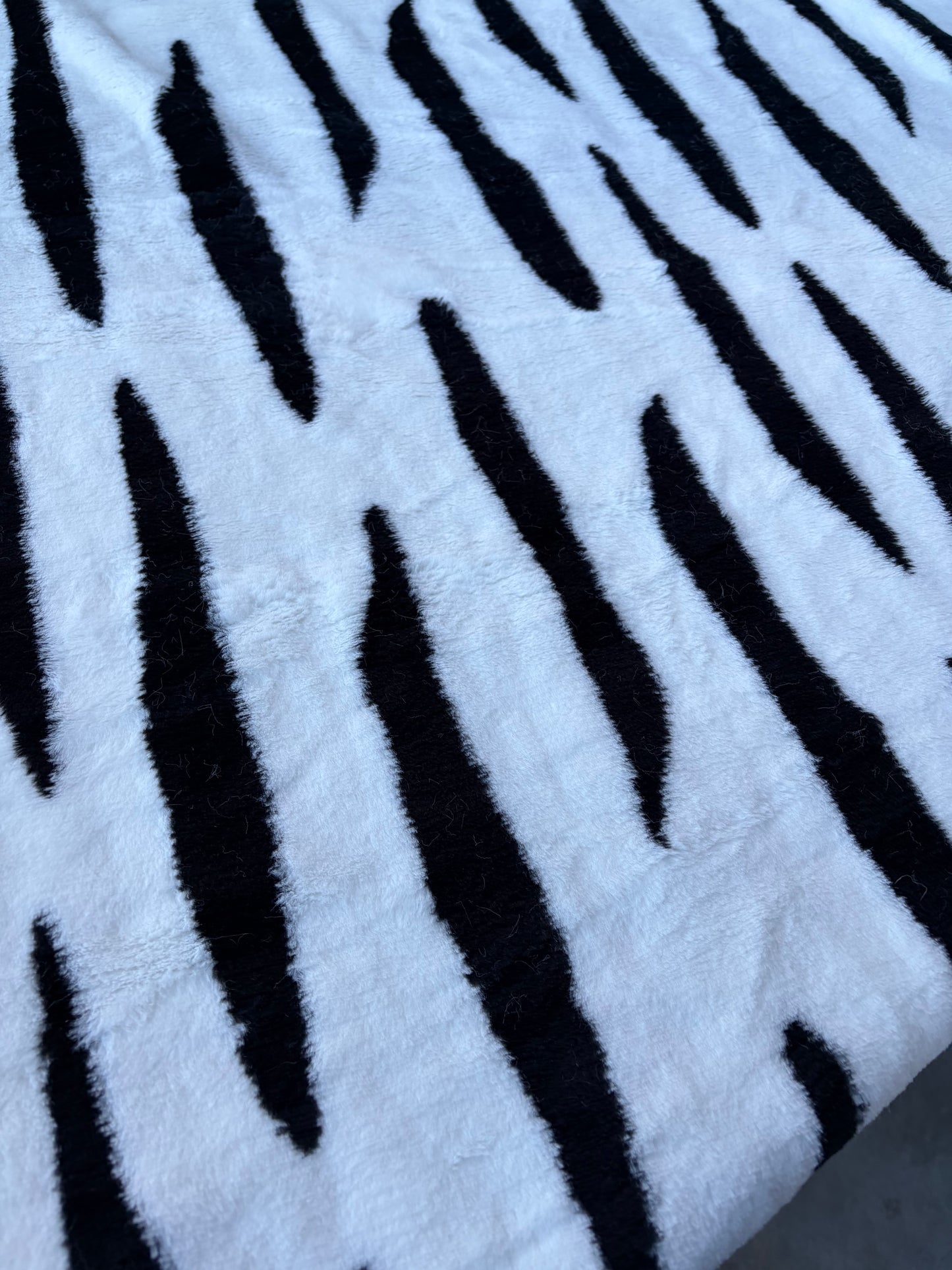 GAIL 021 heavy boiled wool black/white