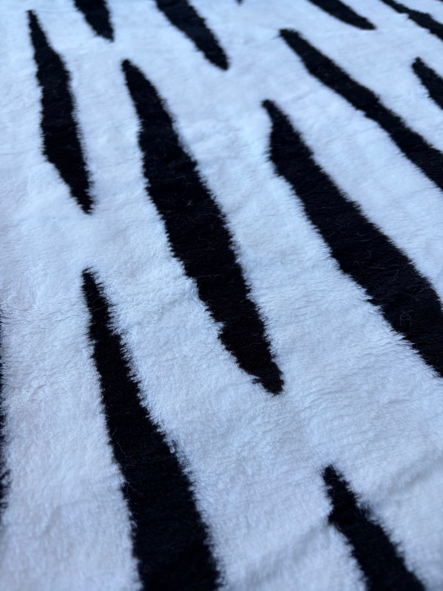 GAIL 021 heavy boiled wool black/white