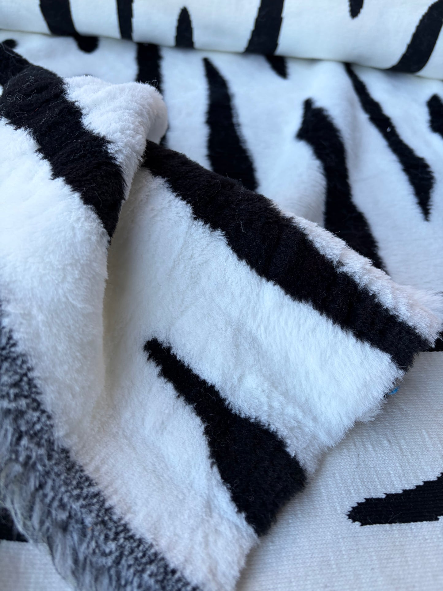 GAIL 021 heavy boiled wool black/white