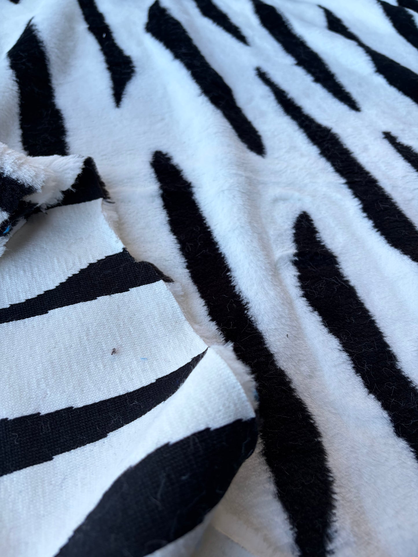 GAIL 021 heavy boiled wool black/white