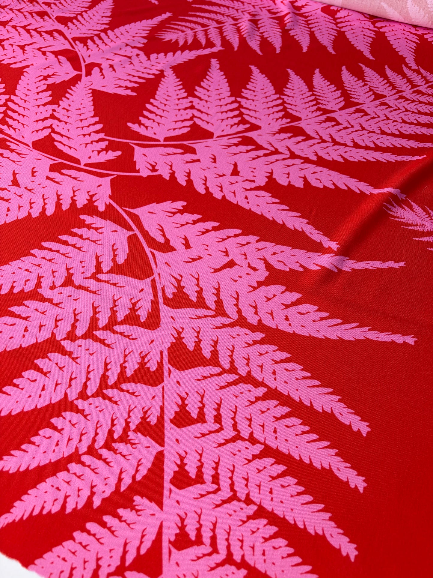 HOMER 004 viscose twill print pink/red giant leaves