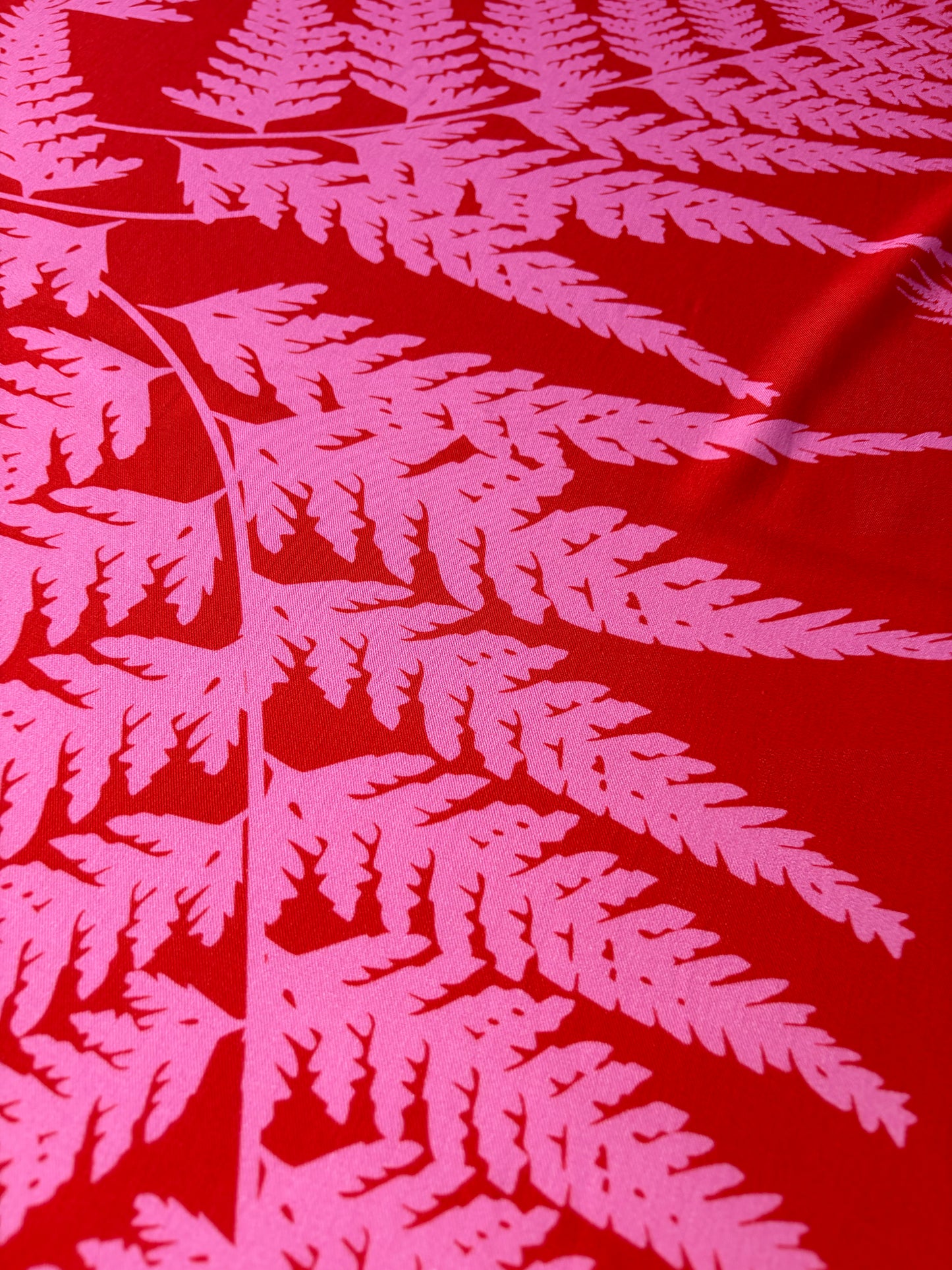 HOMER 004 viscose twill print pink/red giant leaves