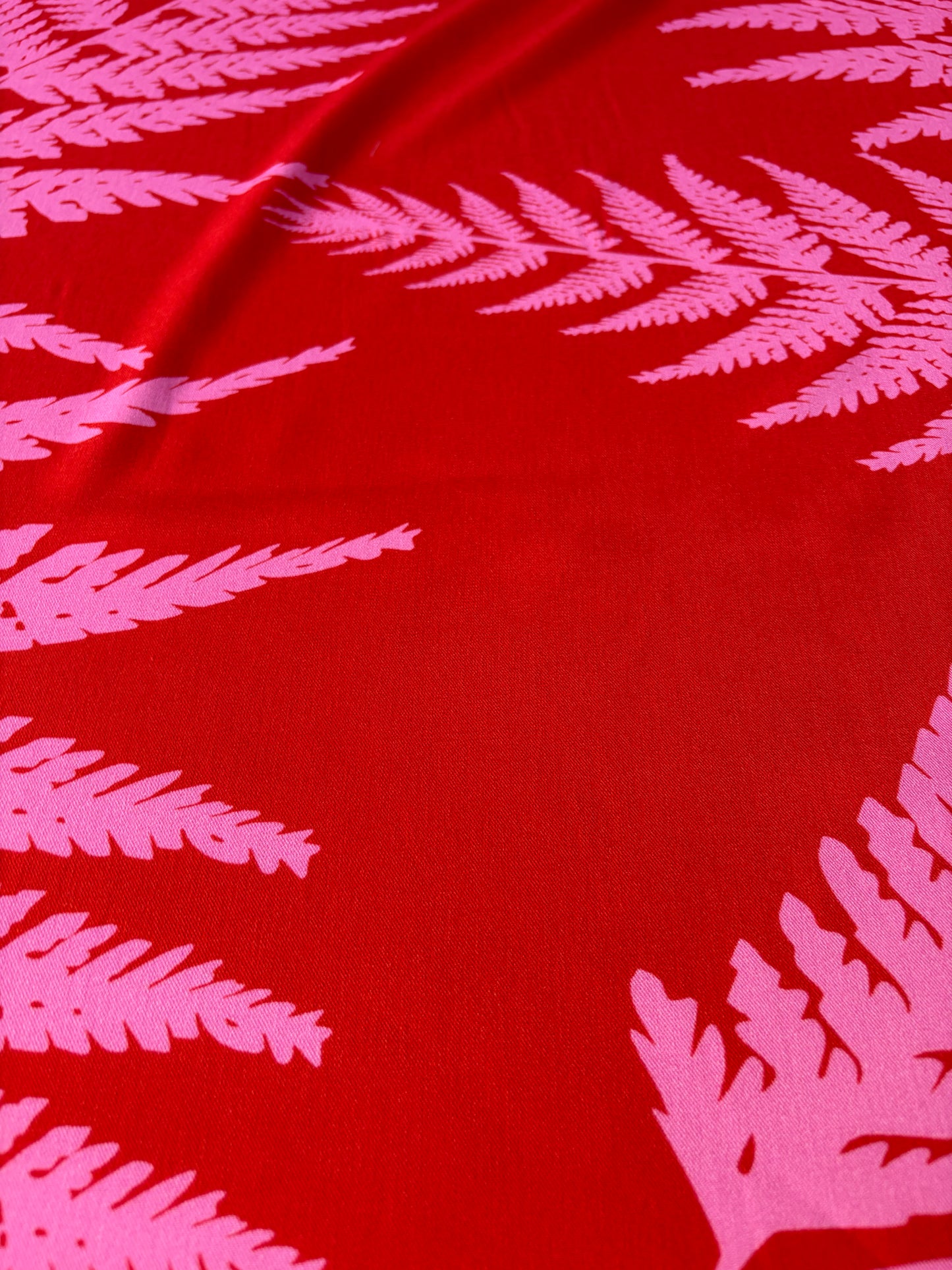 HOMER 004 viscose twill print pink/red giant leaves