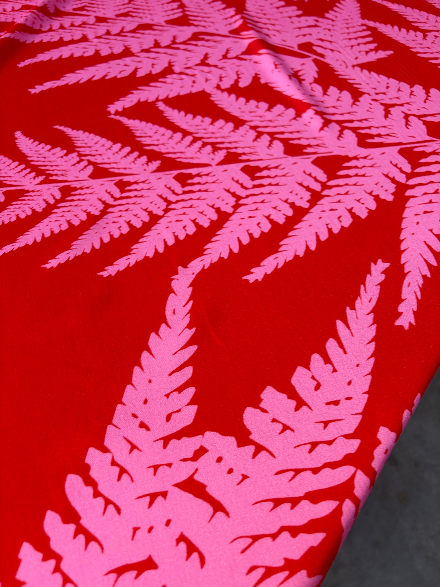 HOMER 004 viscose twill print pink/red giant leaves