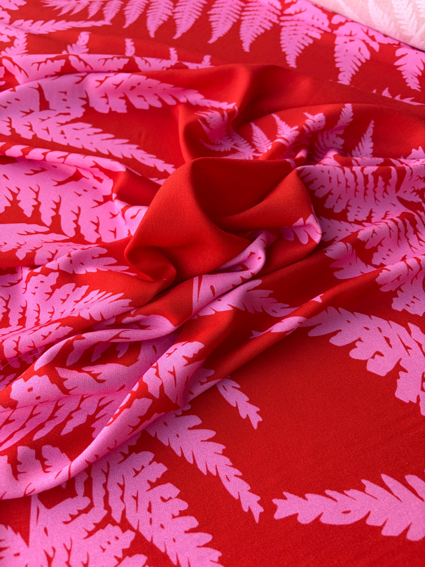 HOMER 004 viscose twill print pink/red giant leaves