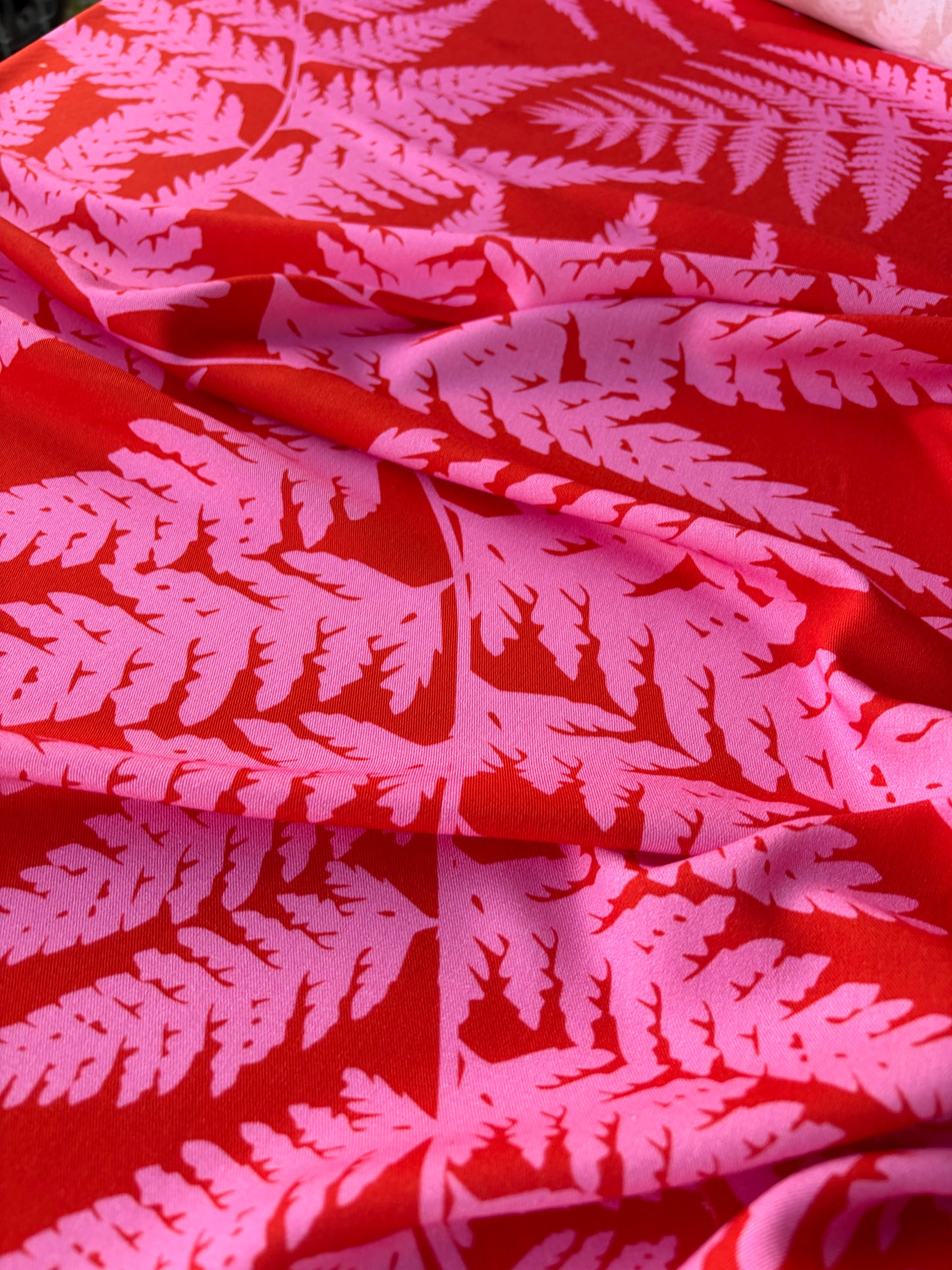 HOMER 004 viscose twill print pink/red giant leaves