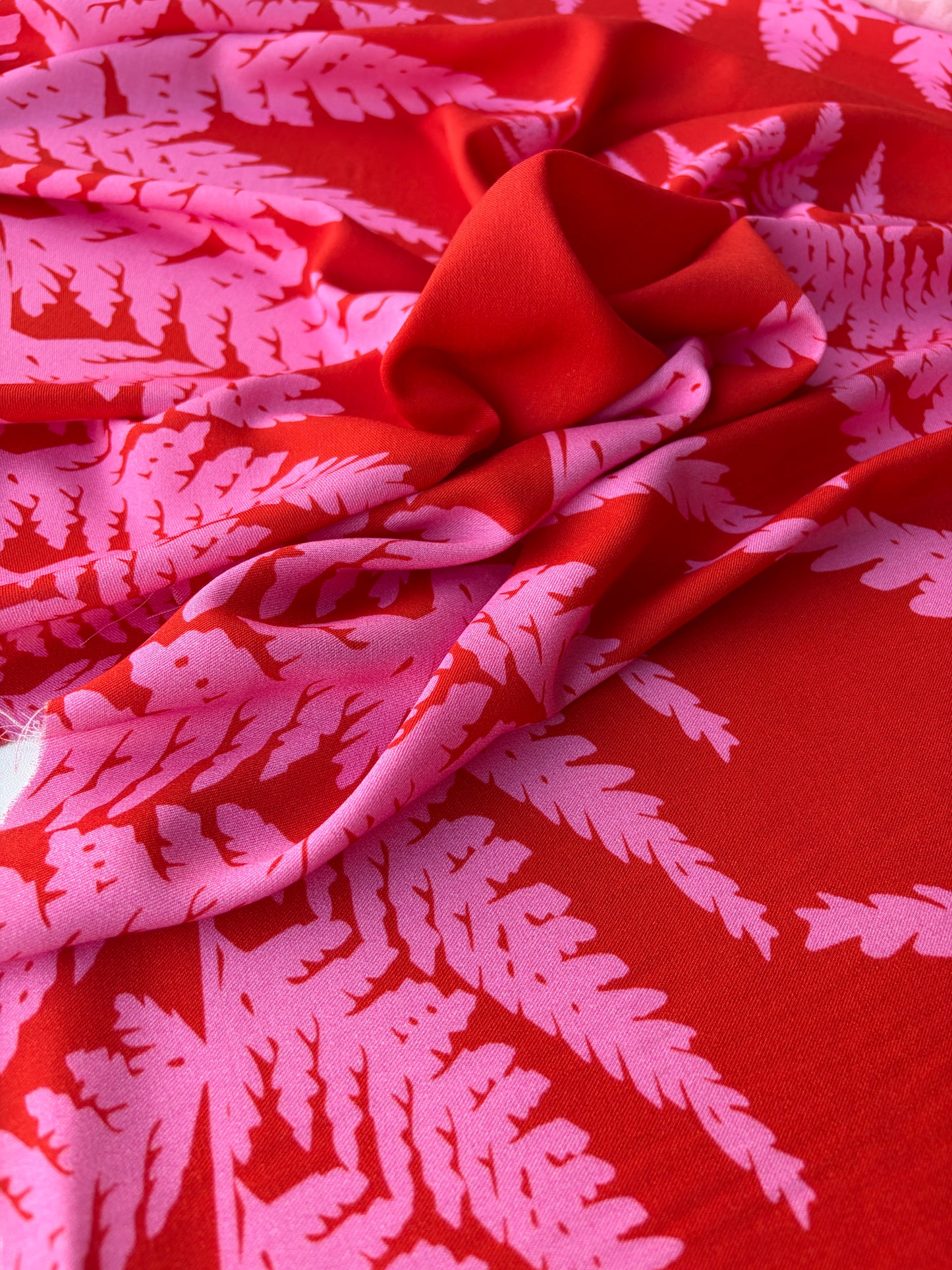 HOMER 004 viscose twill print pink/red giant leaves