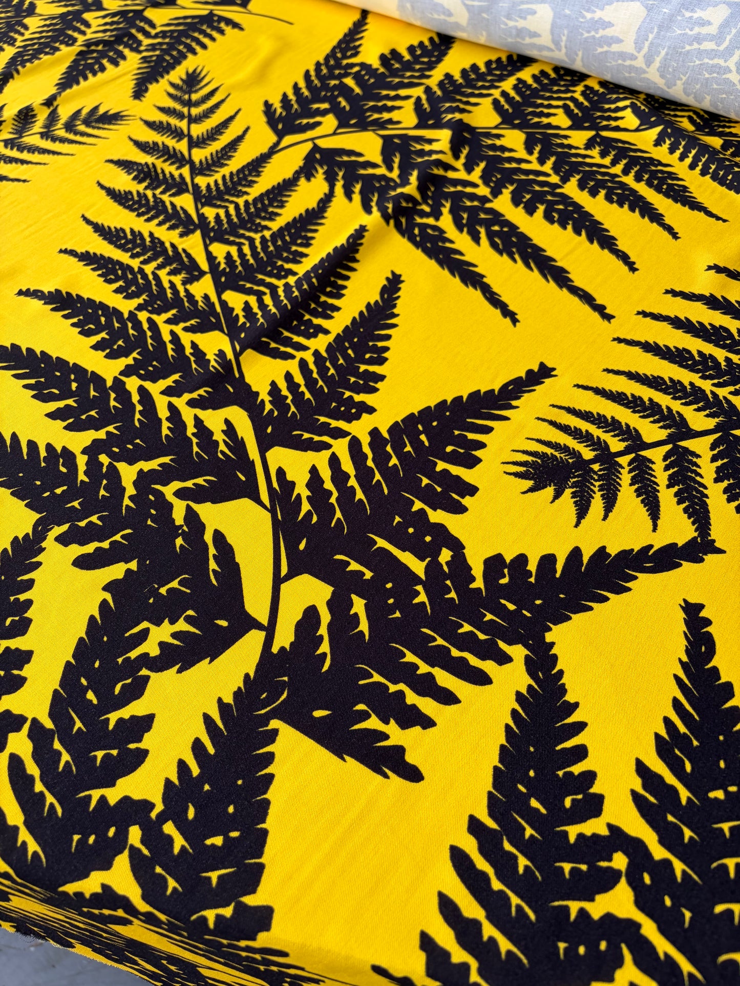HOMER 005 viscose twill print yellow/black giant leaves