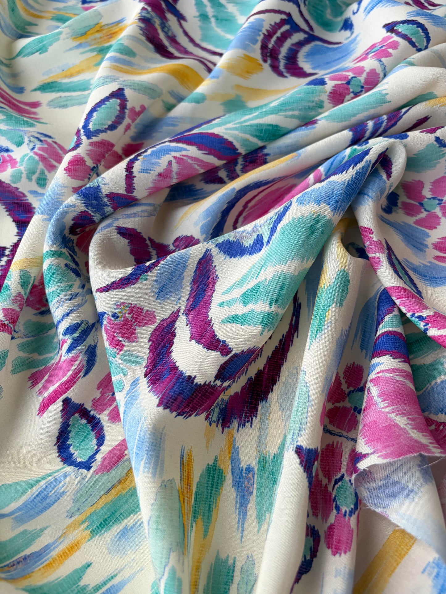 HOMER 008 viscose print swirly flowers