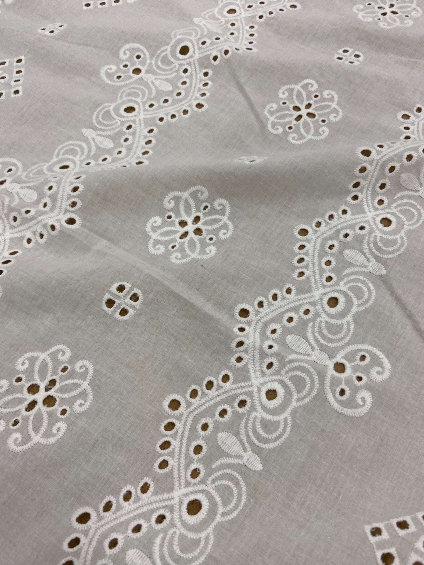 Jonny 028  broderie anglaise flower design white