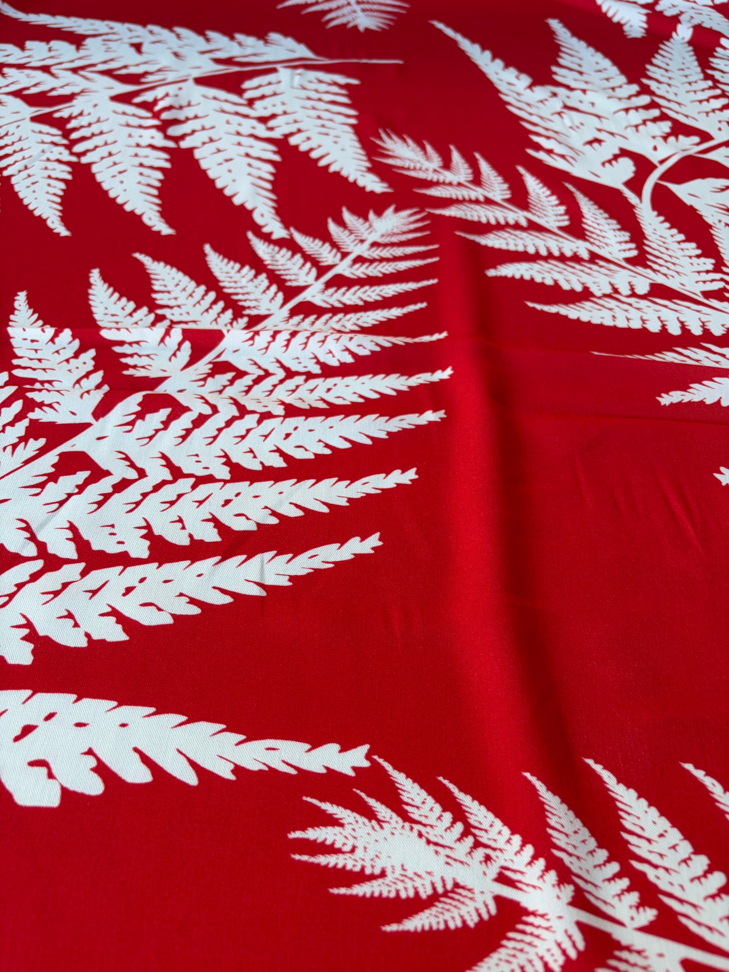 HOMER 014 viscose twill print red/white giant leaves