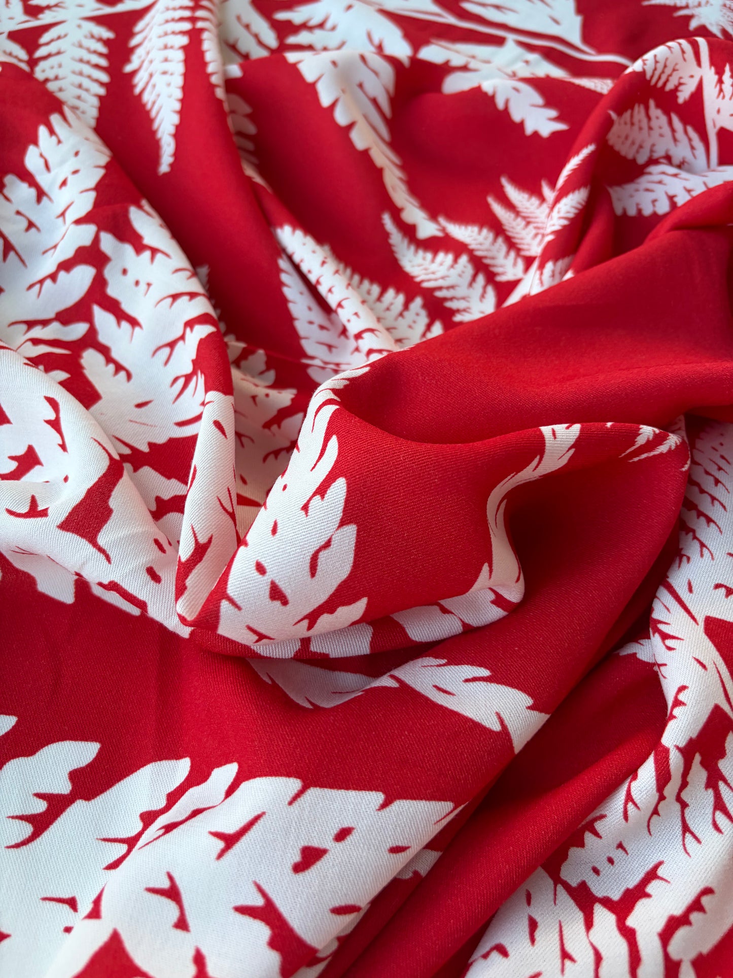 HOMER 014 viscose twill print red/white giant leaves