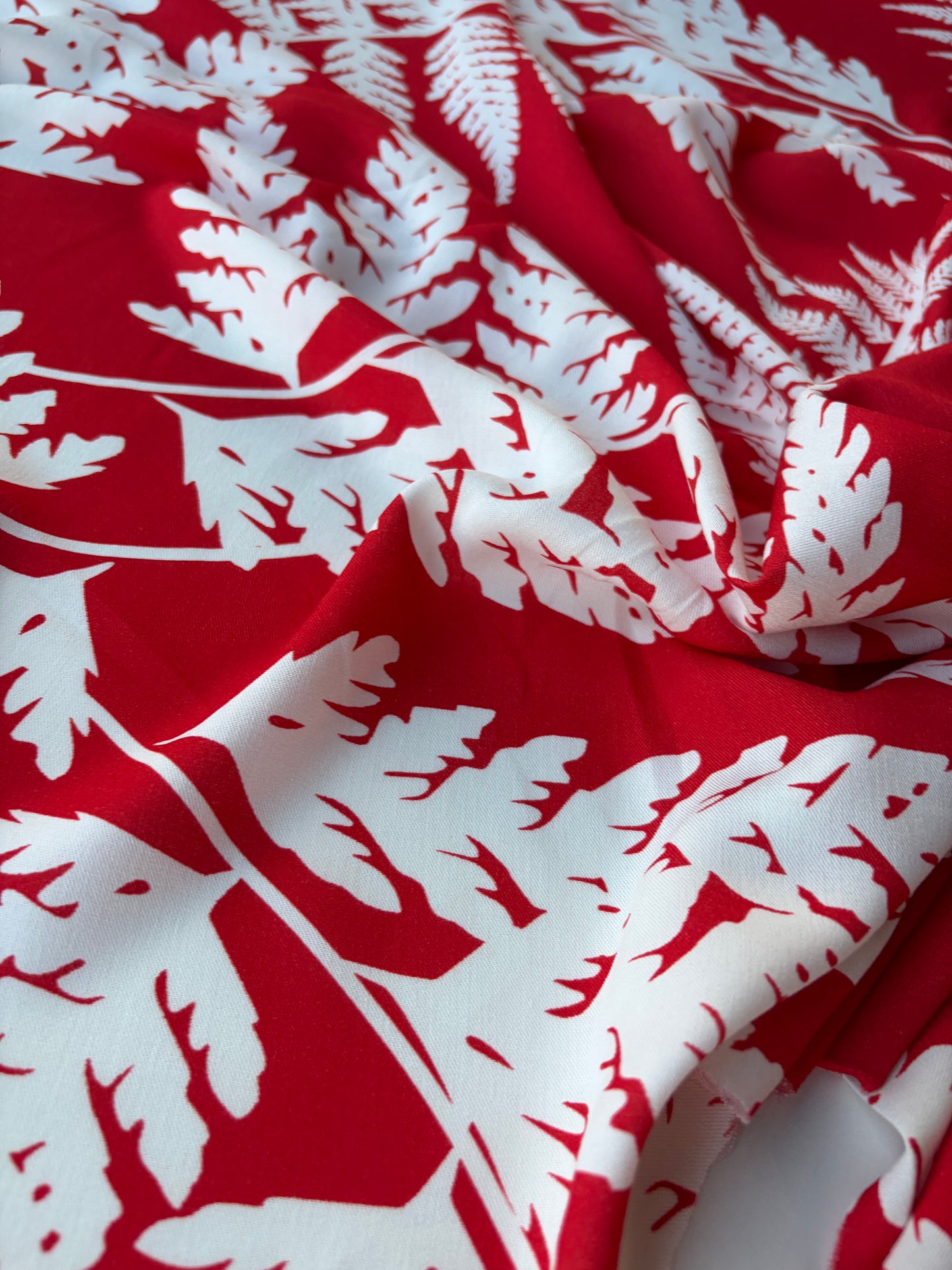 HOMER 014 viscose twill print red/white giant leaves