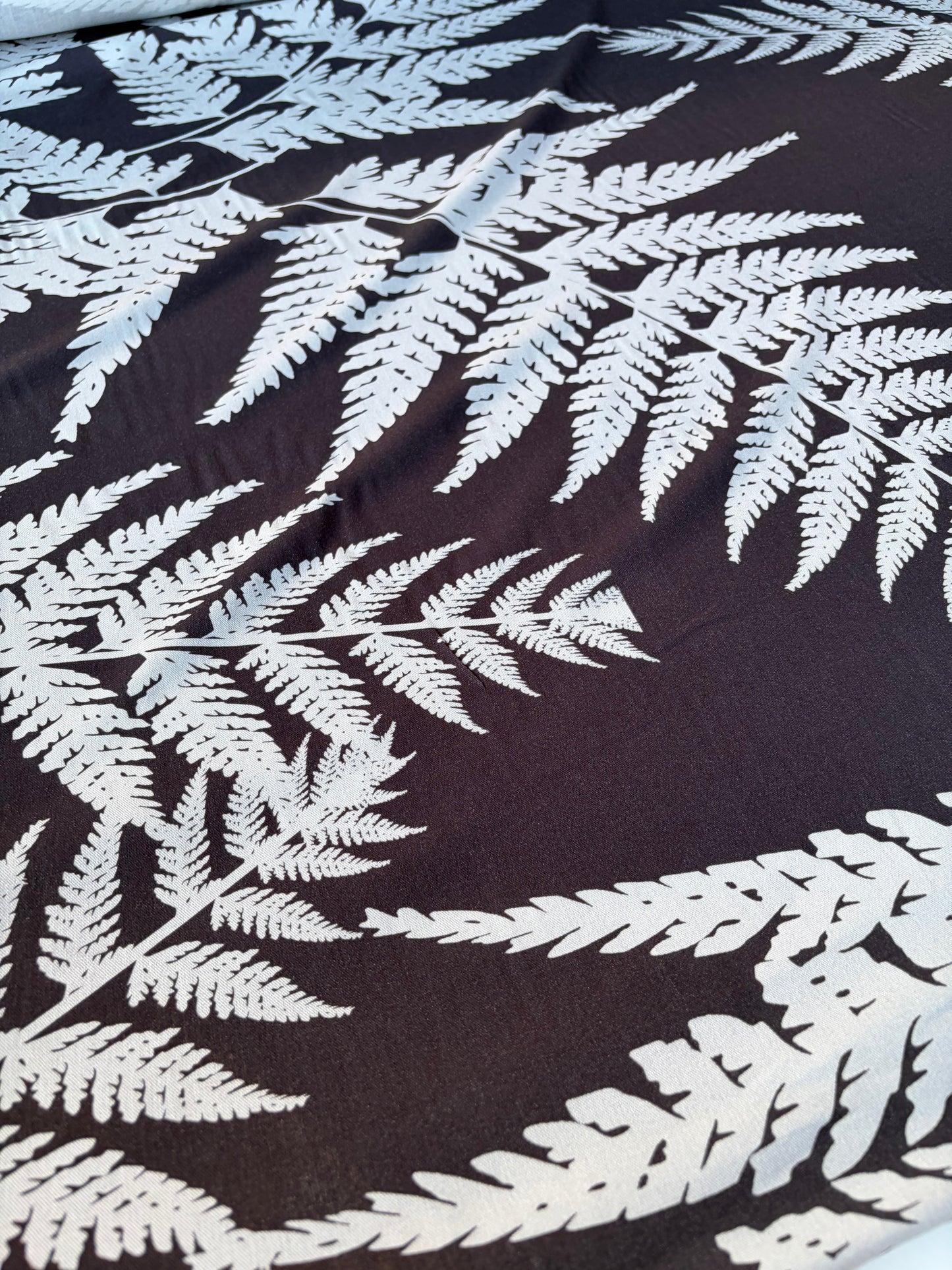 HOMER 015 viscose twill print grey/black giant leaves